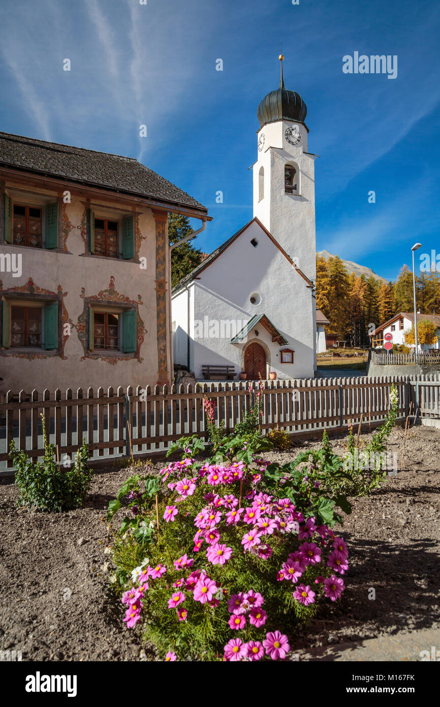 La chiesa del villaggio in Fuldera, Svizzera, Europa. Foto Stock