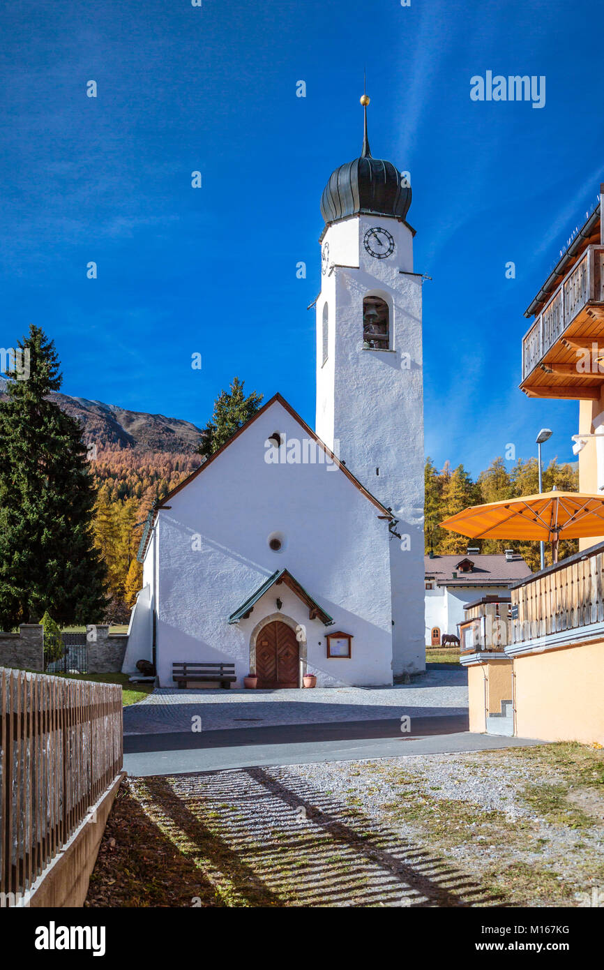 La chiesa del villaggio in Fuldera, Svizzera, Europa. Foto Stock