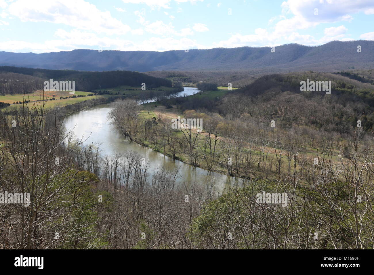 Forcella a sud del fiume Shenandoah - uno dei pochi fiumi in mondi quale flusso nord Foto Stock