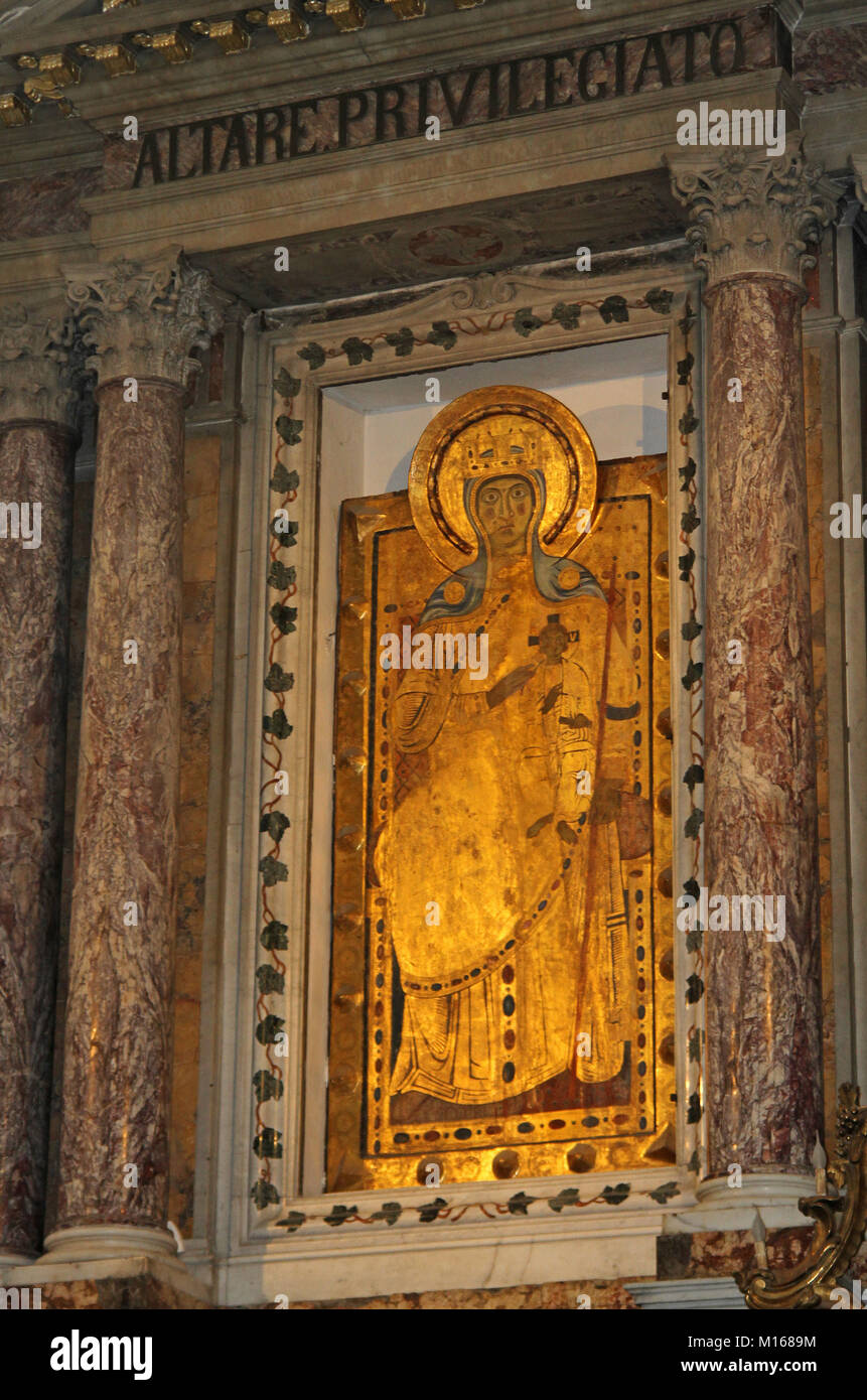 Iconica bizantina dipinto della Madonna Nera all'altare privilegiata all interno della chiesa di Santa Maria Assunta, Positano, Costiera Amalfitana, Campania, Foto Stock