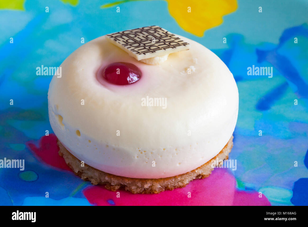 La Marks & Spencer tè inglese del pomeriggio con dolci preferiti di Cambridge Strawberry & Earl Grey impostato sulla piastra colorati Foto Stock