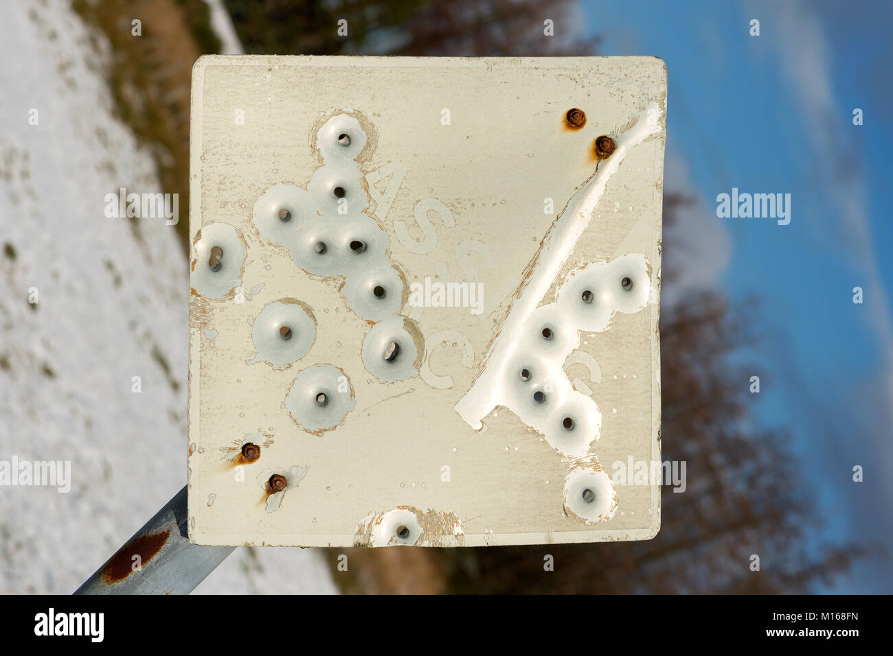 Un raggruppamento di fori di proiettile in metallo a forma di 'passante posto' cartello stradale in Scozia Foto Stock