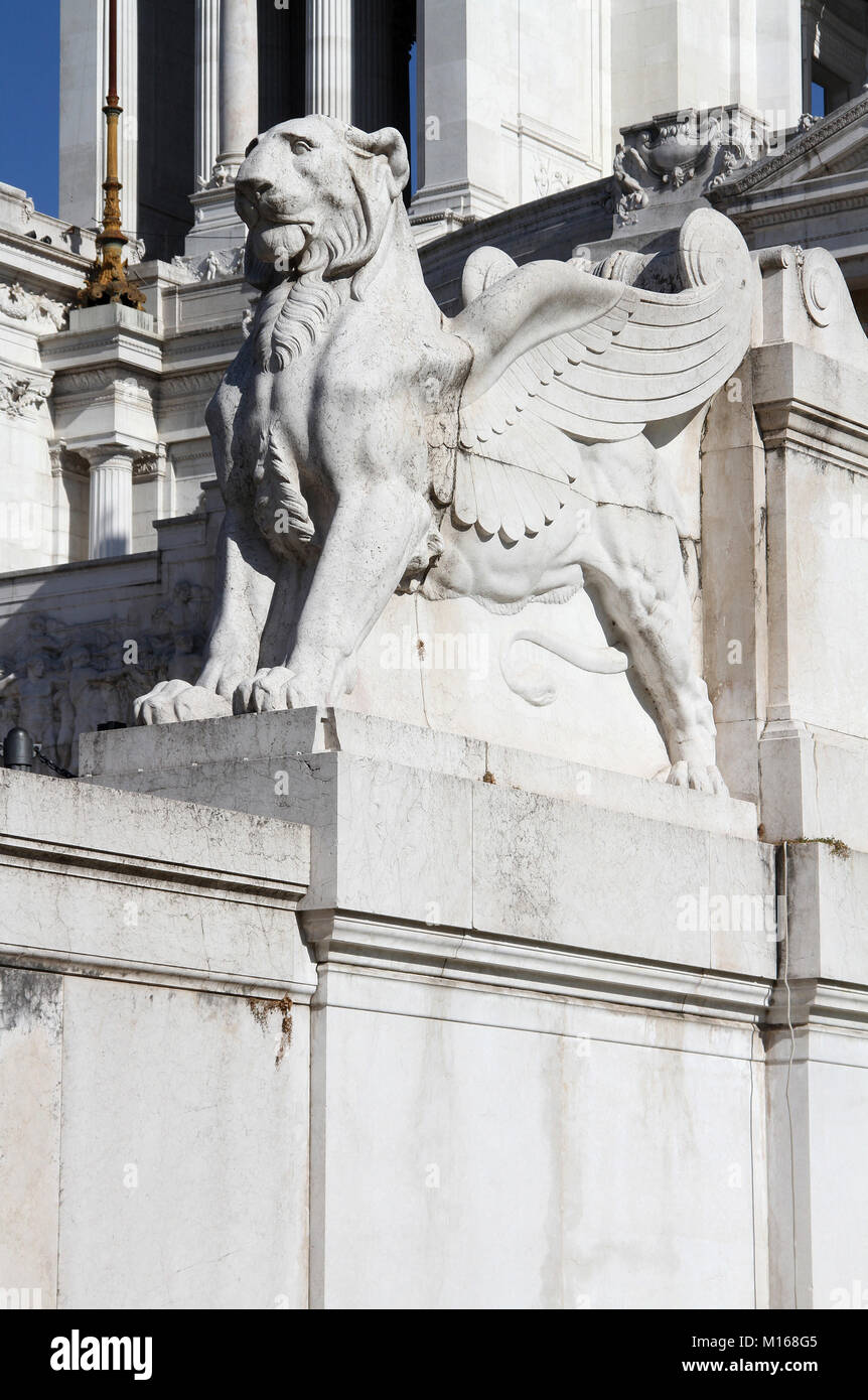 Uno dei due leoni alati, leoni alati, da Giuseppe Tonnini, sull'Altare della Patria (Altare della Patria) monumento di Roma, Italia. Foto Stock