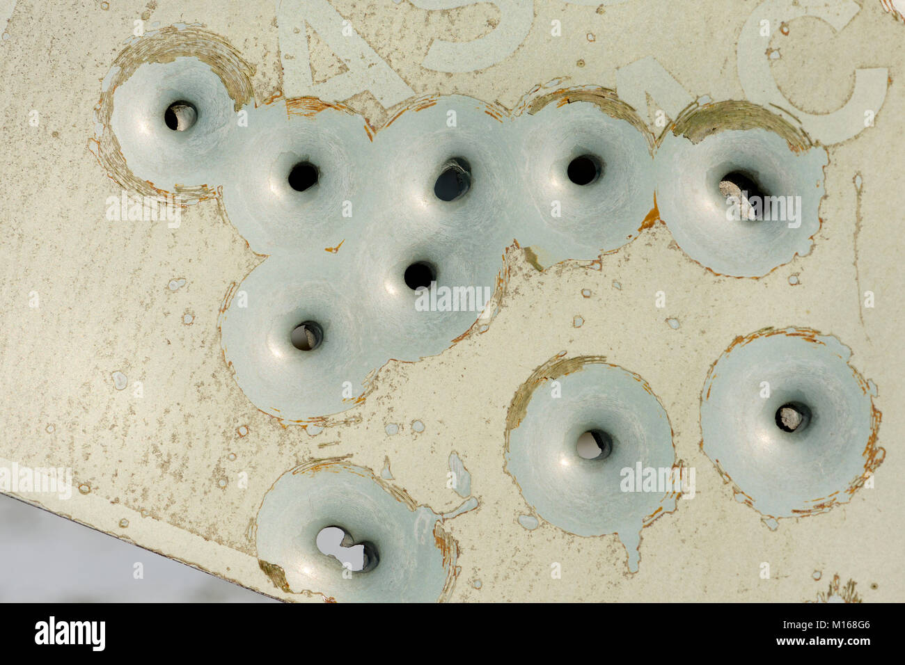 Un raggruppamento di fori di proiettile in metallo a forma di 'passante posto' cartello stradale in Scozia Foto Stock