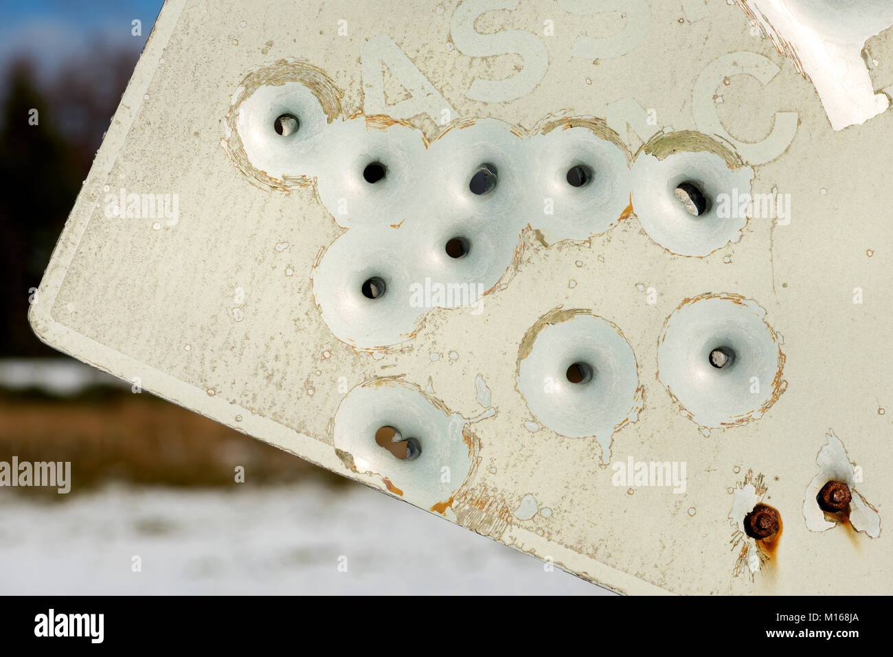 Un raggruppamento di fori di proiettile in metallo a forma di 'passante posto' cartello stradale in Scozia Foto Stock