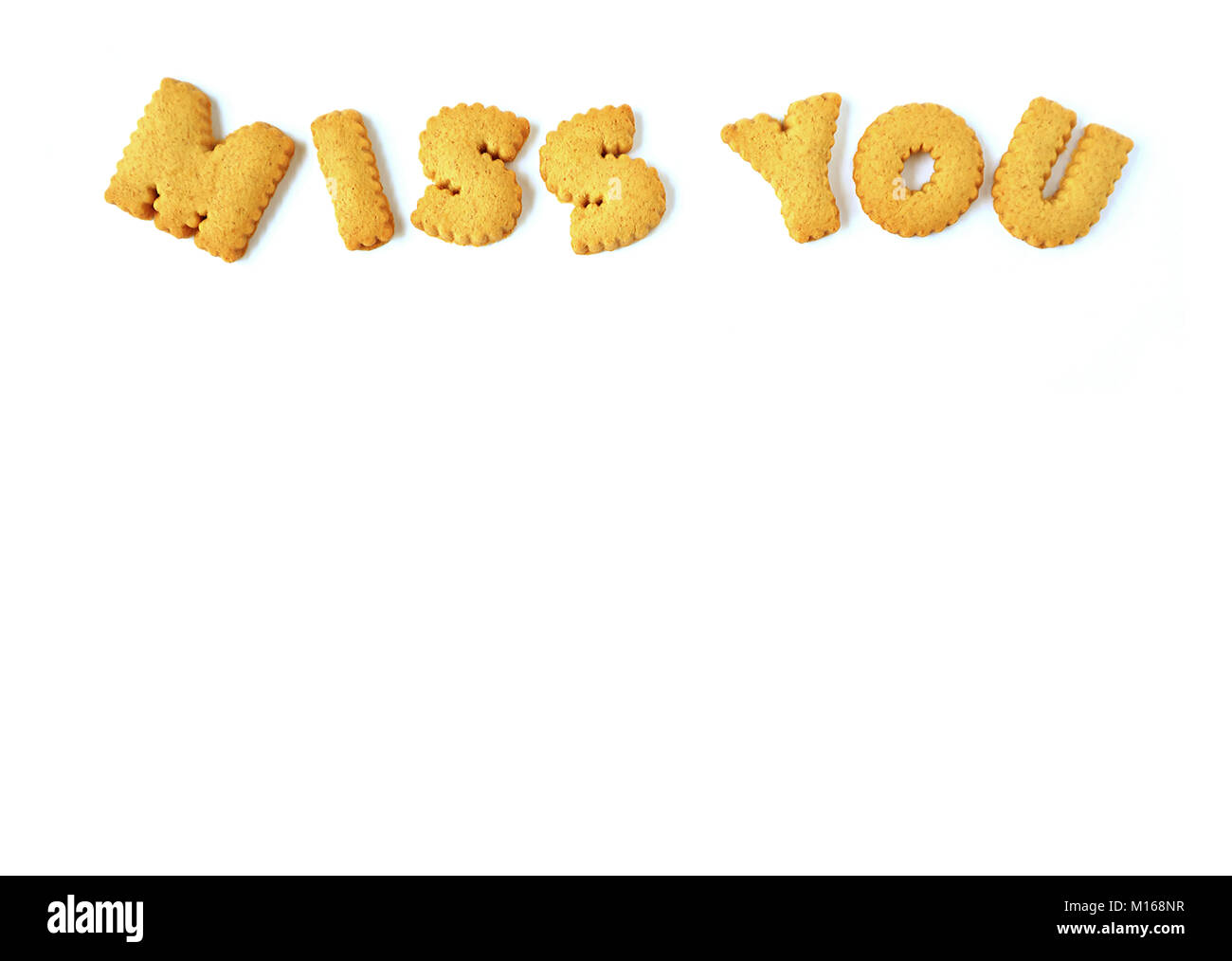 Vista superiore della parola miss you scritto con alfabeto biscotti di forma su sfondo bianco, con spazio libero per il testo e il design Foto Stock