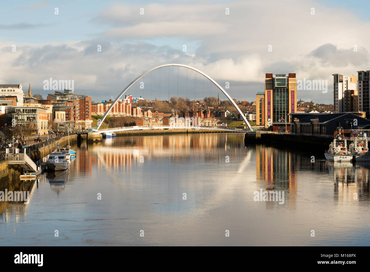 Il Millennium Bridge sul fiume Tyne tra Gateshead e Newcastle, North East England, Regno Unito Foto Stock