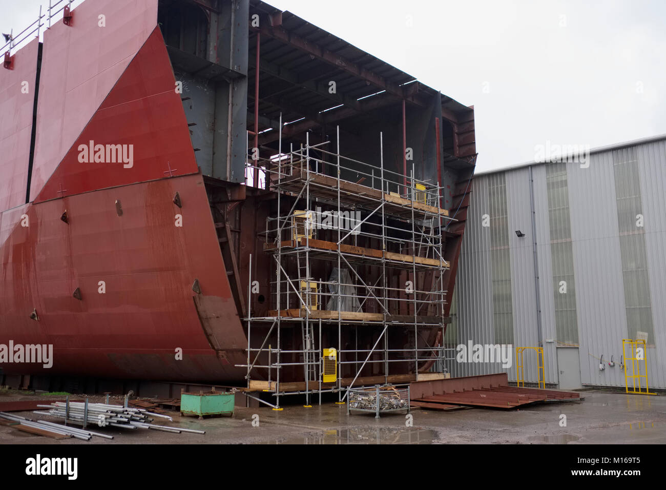 La costruzione navale in corso con impalcatura intorno al grande vaso in acciaio Foto Stock