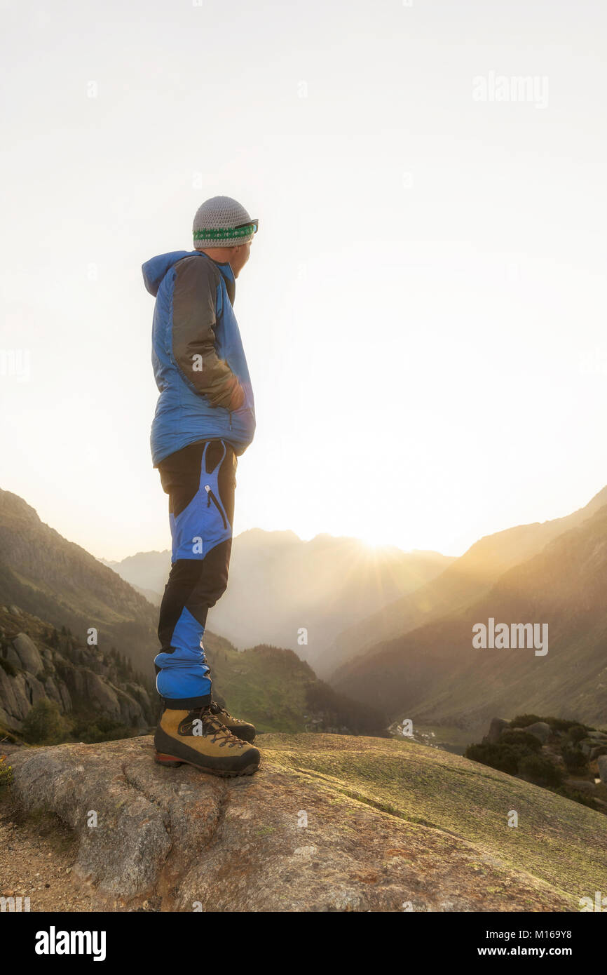 Gli escursionisti guardando il panorama mozzafiato sulle montagne durante il sunrise Foto Stock