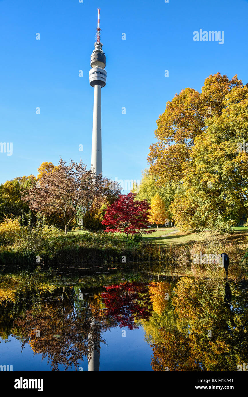 Stagno con Florian in autunno, Florianturm, la torre della TV, Westfalenpark, Dortmund, Renania settentrionale-Vestfalia, Germania Foto Stock