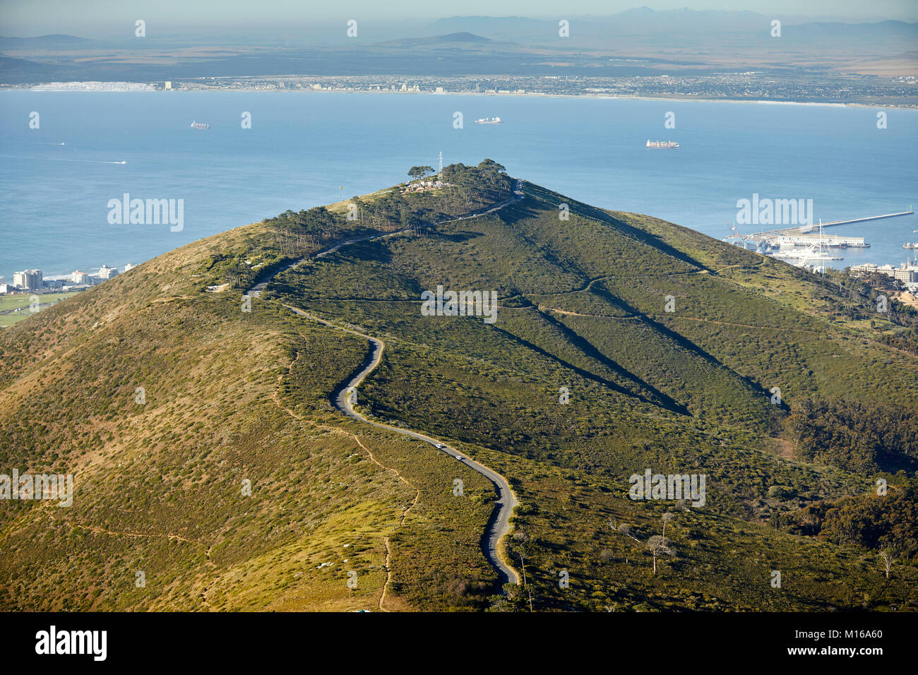 Vista dal Lions Head over Signal Hill e Table Bay, nei pressi di Città del Capo, Western Cape, Sud Africa Foto Stock