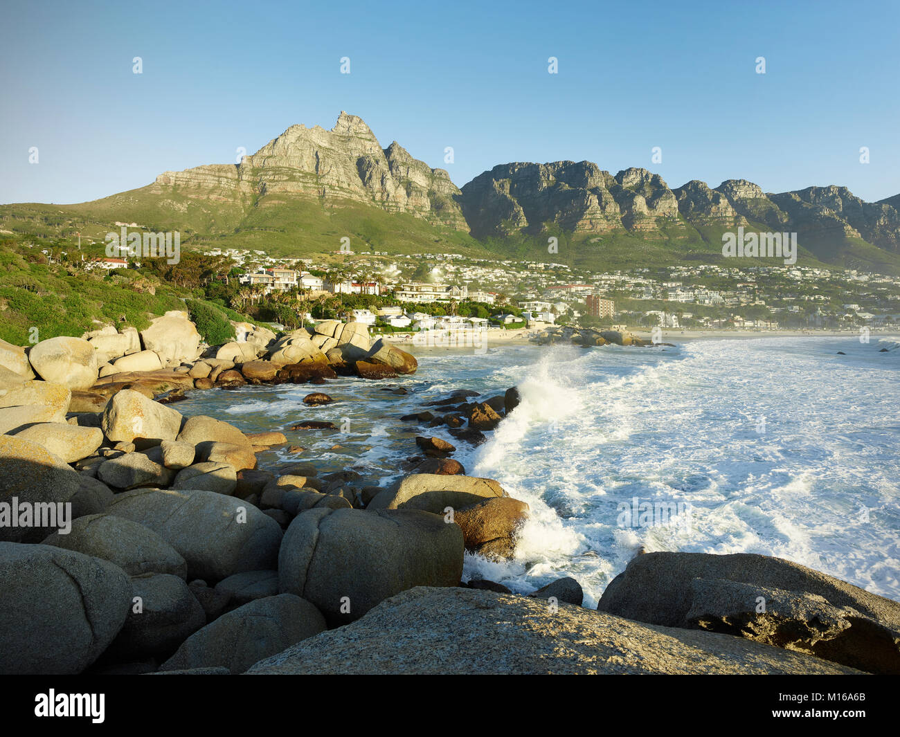 Camps Bay con la catena montuosa di Table Mountain e i dodici Apostoli, Cape Town, Western Cape, Sud Africa Foto Stock