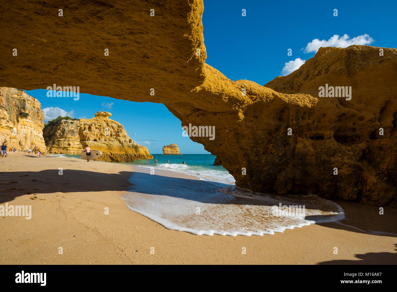 Spiaggia e rocce colorate, Praia da Marinha, Carvoeiro, Algarve, PORTOGALLO Foto Stock