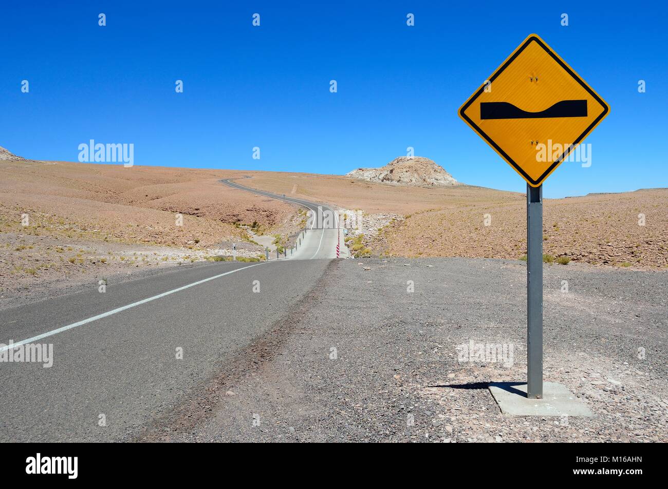 Un segnale di avviso nella parte anteriore di una depressione, vicino a San Pedro de Atacama, Región de Antofagasta, Cile Foto Stock