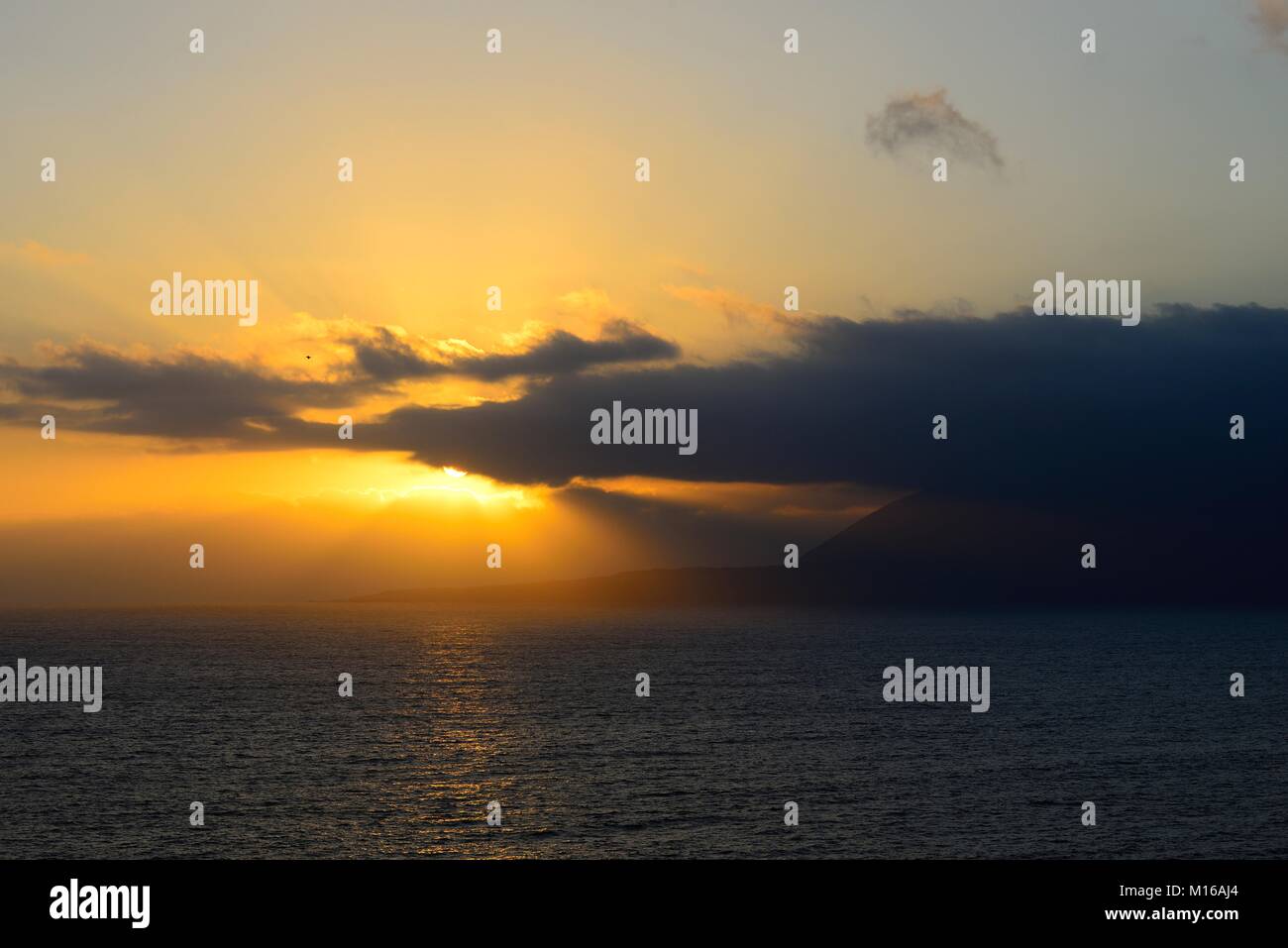 Tramonto sul mare di nuvole scure, Antofagasta, Región de Antofagasta, Cile Foto Stock