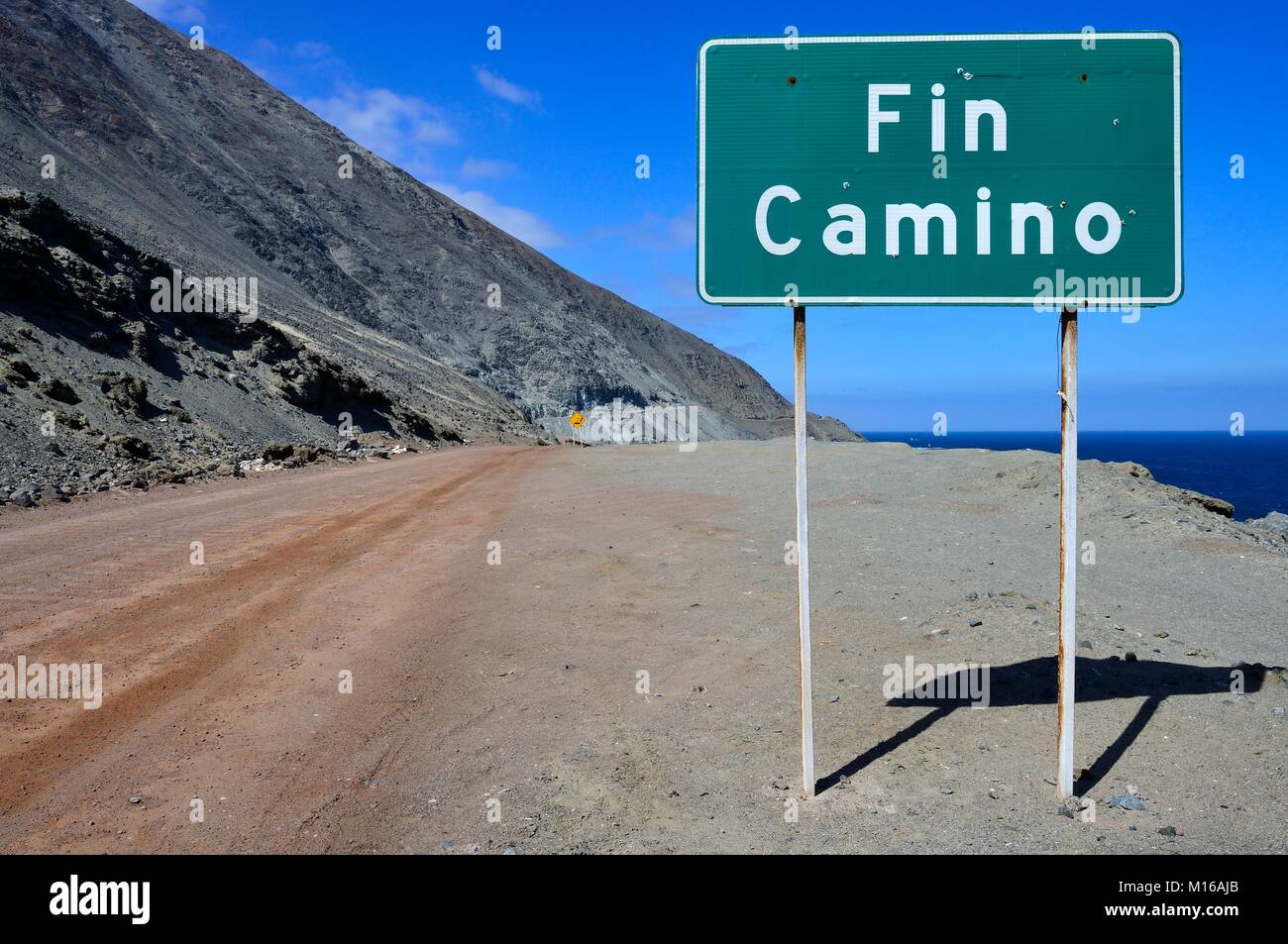 Segnale di avvertimento alla fine della strada sulla costa rocciosa, vicino a Antofagasta, Región de Antofagasta, Cile Foto Stock