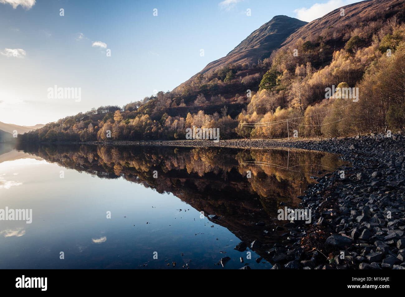 Calmo e tranquillo riflessioni in Loch Leven, Highlands della Scozia Foto Stock