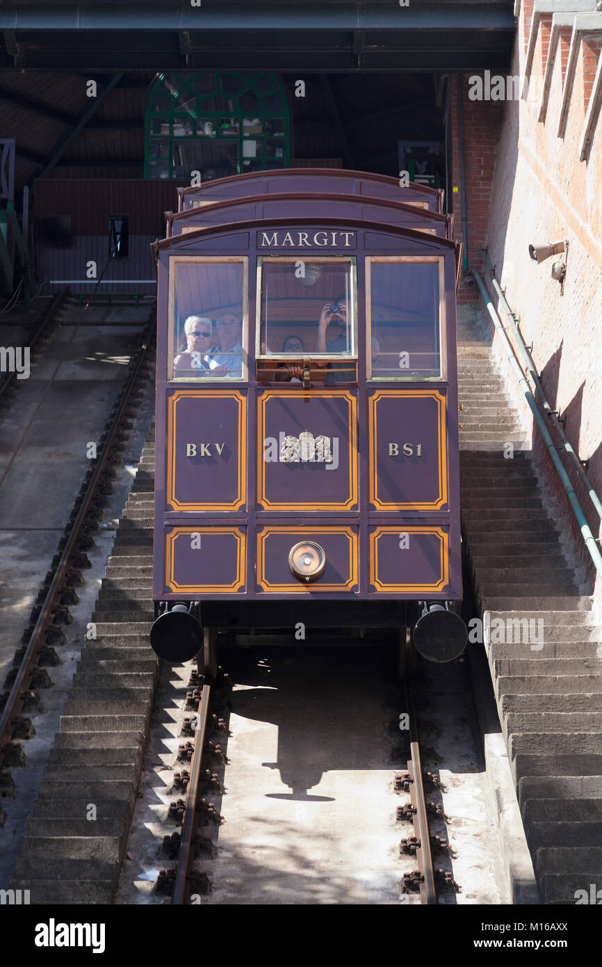 Budavári Sikló funicolare sulla collina del castello, quartiere del castello di Buda, Budapest, Ungheria Foto Stock