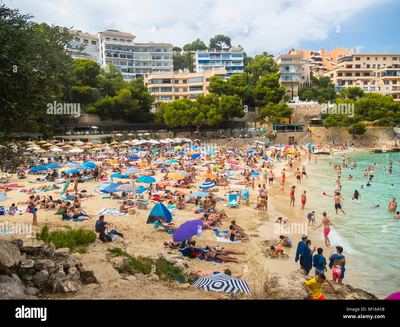 Affollata spiaggia di Maiorca, Bendinat, Regione Palma de Maiorca, Maiorca, isole Baleari, Spagna Foto Stock