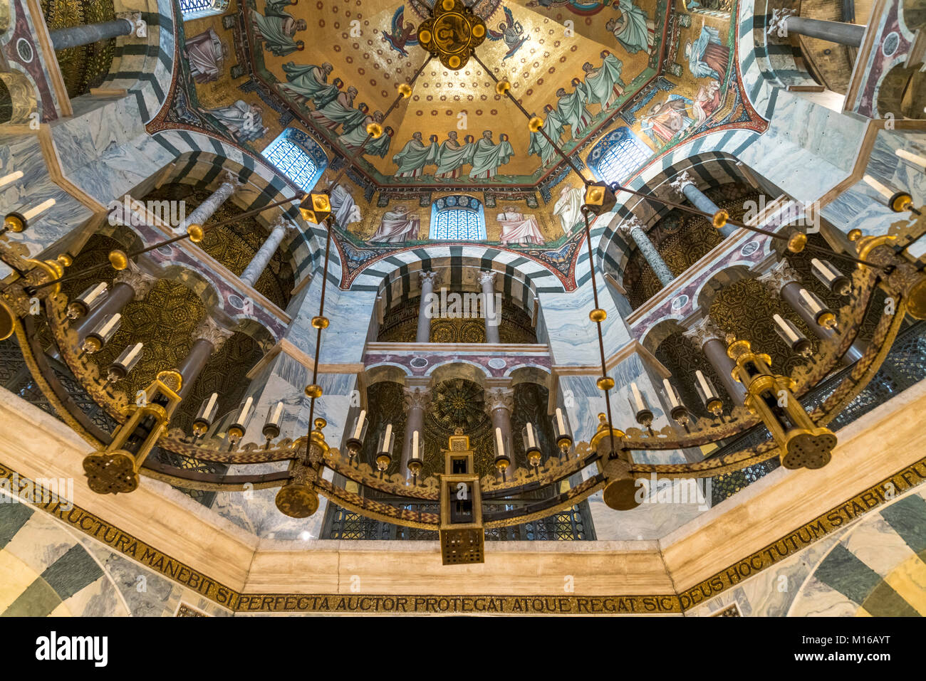 Dome, Ottagono con soffitto a mosaico nel duomo di Aachen, Aachen, Nord Reno-Westfalia, Germania Foto Stock