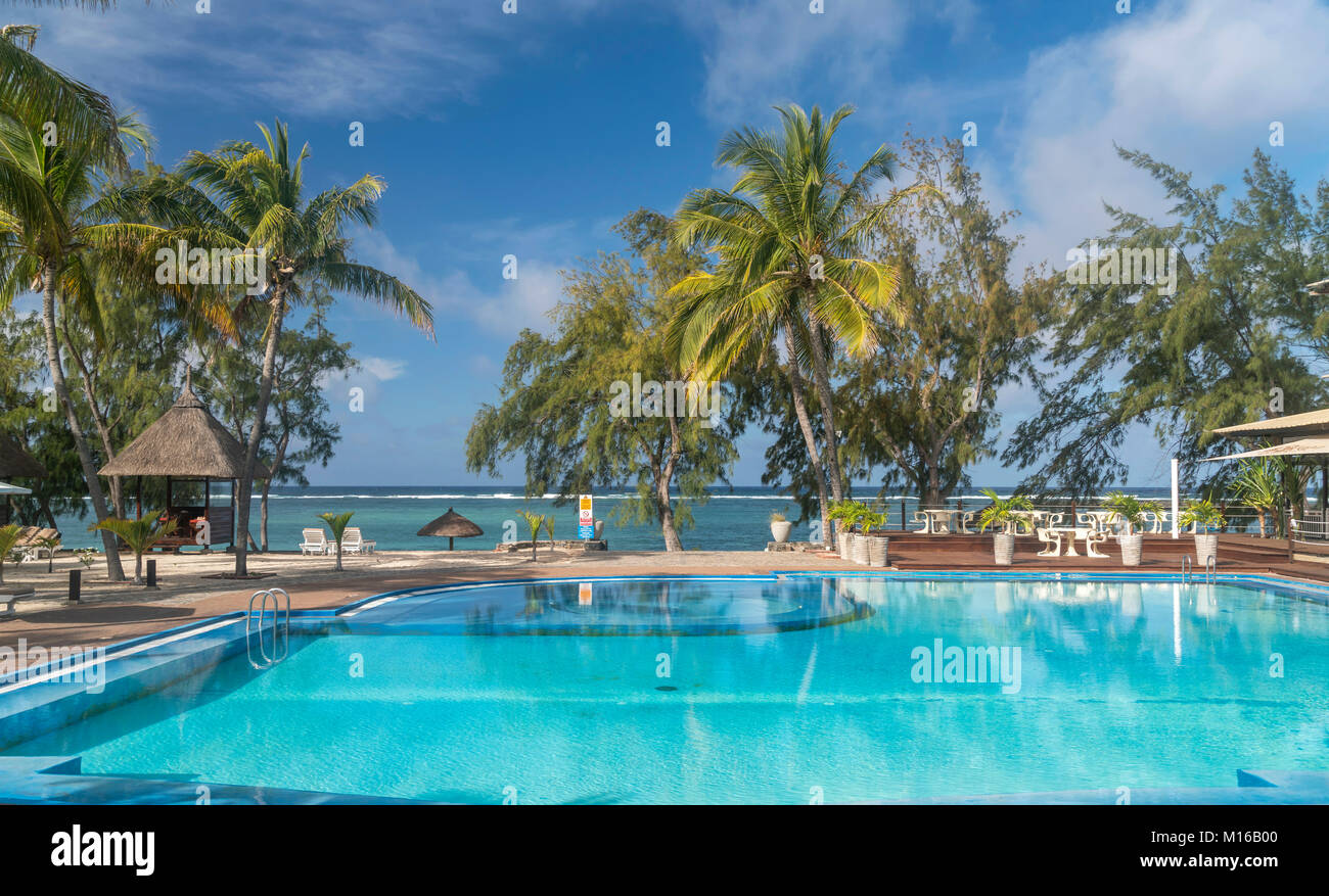 Palme presso la piscina del cotone Bay Resort & Spa con vista al mare, Pointe cotone, isola Rodrigues, isola Maurizio Foto Stock