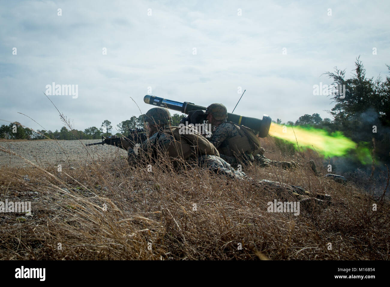 Stati Uniti Marines con Alfa Company, 1° Battaglione, 6° Reggimento Marine, 2d Divisione Marine Fire a MGF-148 javelin missile durante un live-Incendio campo esercizio a gamma G-3 su Camp Lejeune, N.C., 23 gennaio 2018. Lo scopo di questa esercitazione è quello di rendere Marines più dinamico e pronto a smontare e impegnare il nemico a piedi in un ambiente di combattimento. (U.S. Marine Corps photo by LCpl. Angelo D. Travis) Foto Stock