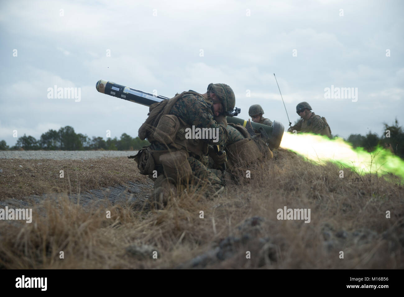 Stati Uniti Marines con Alfa Company, 1° Battaglione, 6° Reggimento Marine, 2d Divisione Marine Fire a MGF-148 javelin missile durante un live-Incendio campo esercizio a gamma G-3 su Camp Lejeune, N.C., 23 gennaio 2018. Lo scopo di questa esercitazione è quello di rendere Marines più dinamico e pronto a smontare e impegnare il nemico a piedi in un ambiente di combattimento. (U.S. Marine Corps photo by LCpl. Angelo D. Travis) Foto Stock