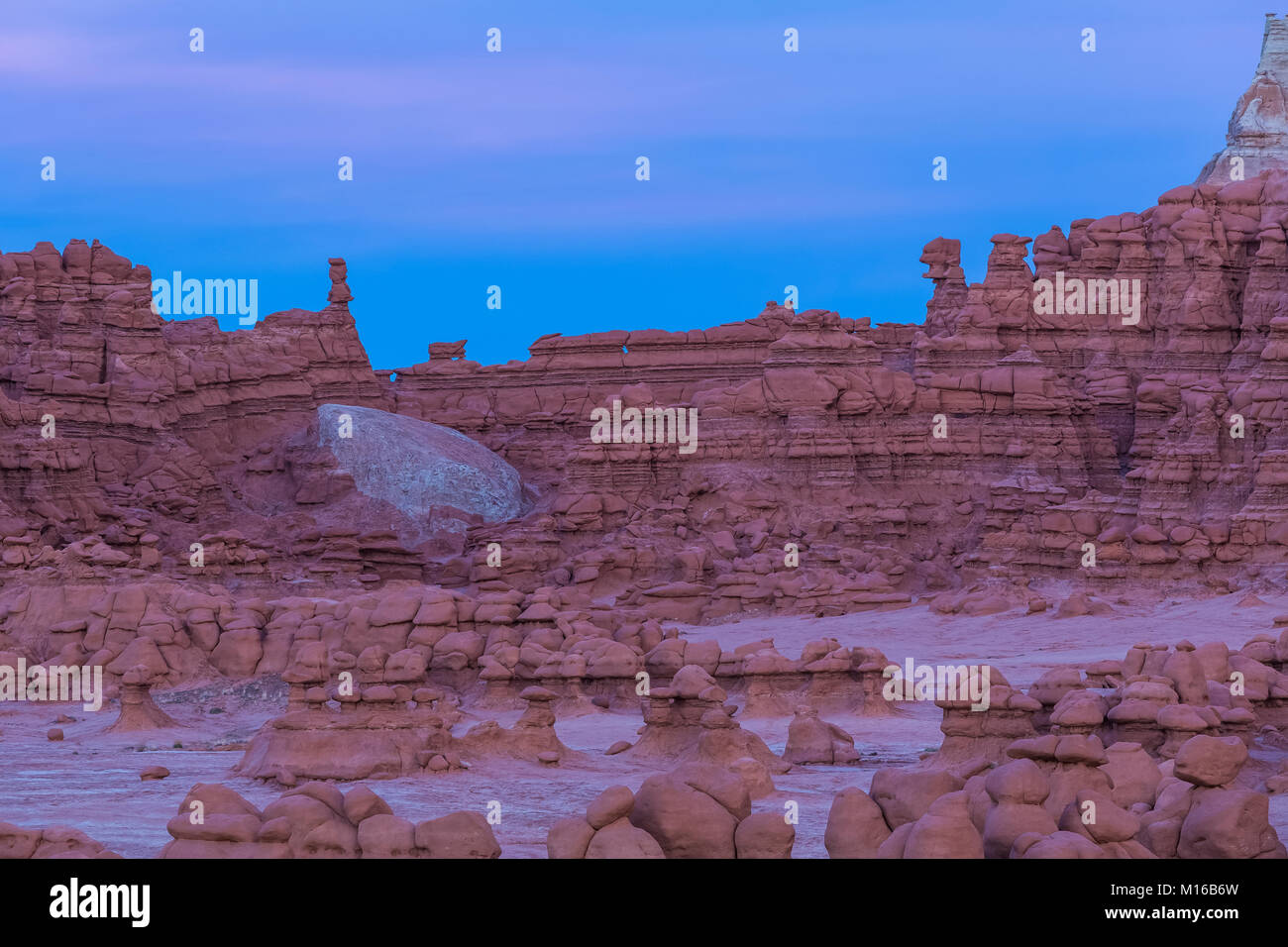 Goblins o hoodoos erosi da entrada in arenaria Goblin Valley State Park, fotografata al crepuscolo, Utah, Stati Uniti d'America Foto Stock
