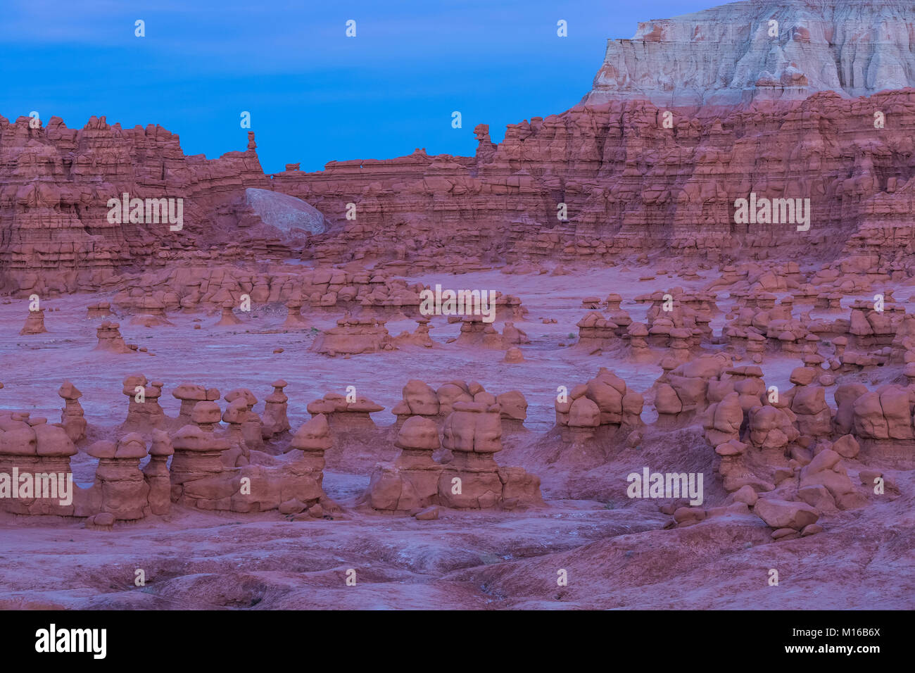 Goblins o hoodoos erosi da entrada in arenaria Goblin Valley State Park, fotografata al crepuscolo, Utah, Stati Uniti d'America Foto Stock