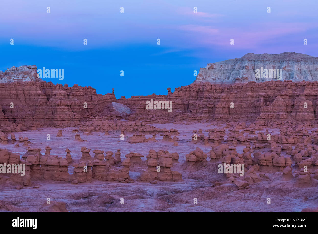 Goblins o hoodoos erosi da entrada in arenaria Goblin Valley State Park, fotografata al crepuscolo, Utah, Stati Uniti d'America Foto Stock