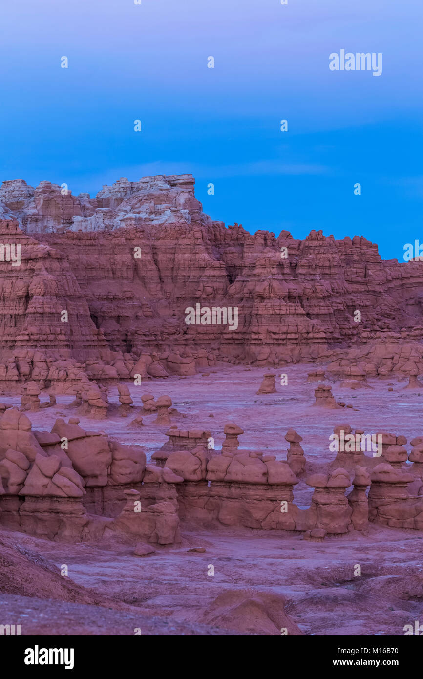 Goblins o hoodoos erosi da entrada in arenaria Goblin Valley State Park, fotografata al crepuscolo, Utah, Stati Uniti d'America Foto Stock