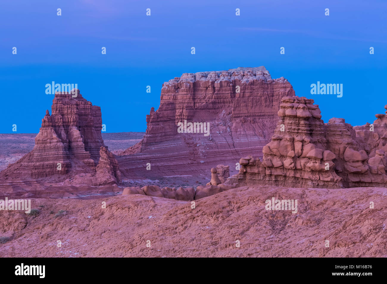 Goblins o hoodoos erosi da entrada in arenaria Goblin Valley State Park, fotografata al crepuscolo, Utah, Stati Uniti d'America Foto Stock