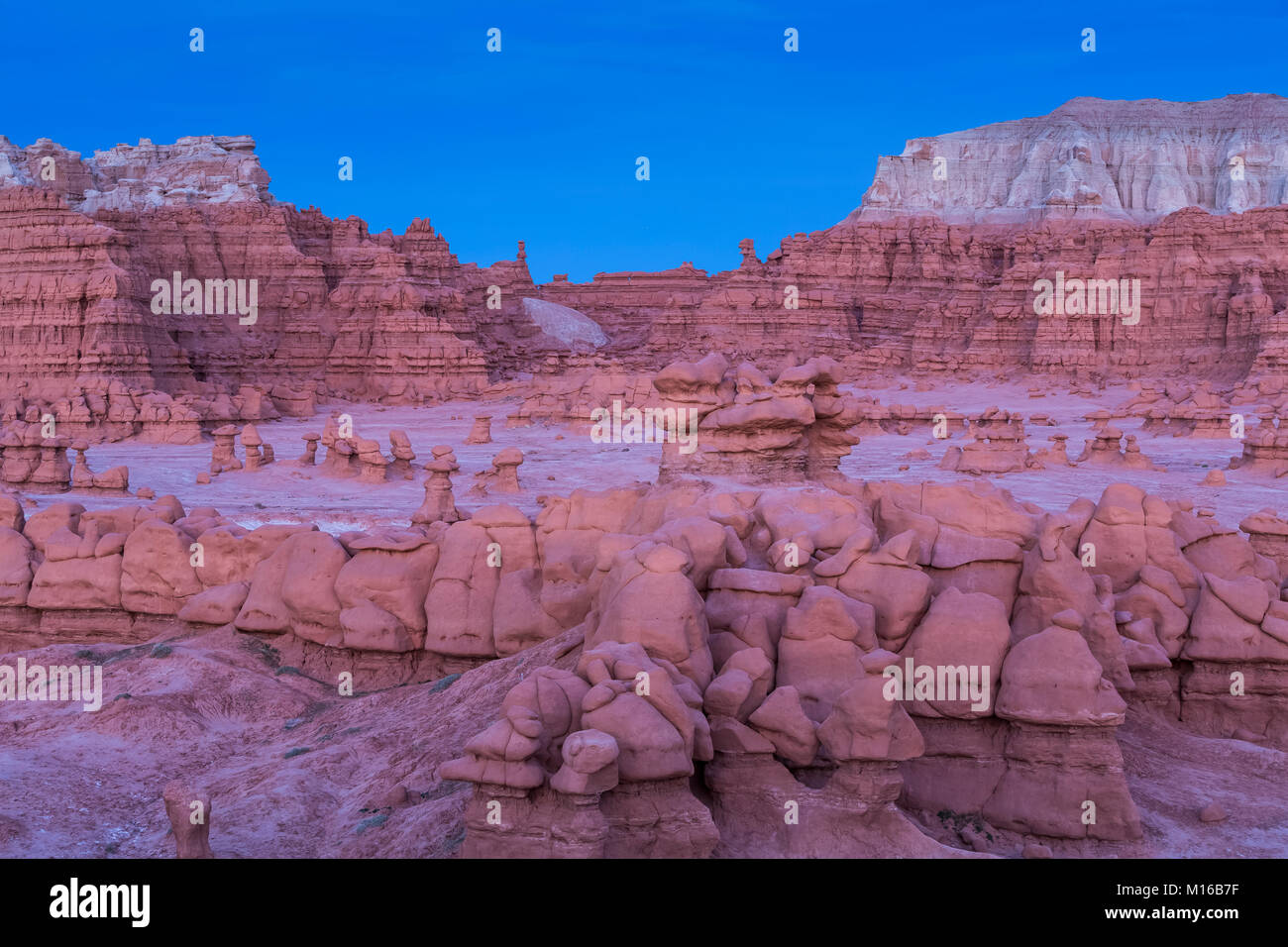 Goblins o hoodoos erosi da entrada in arenaria Goblin Valley State Park, fotografata al crepuscolo, Utah, Stati Uniti d'America Foto Stock