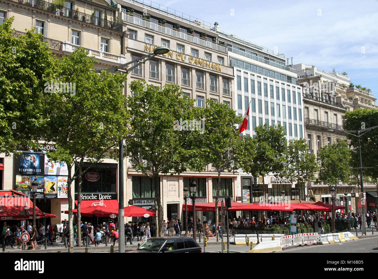 Negozi e La Maison du Danemark, l Avenue des Champs Elysees di Parigi, Francia. Foto Stock