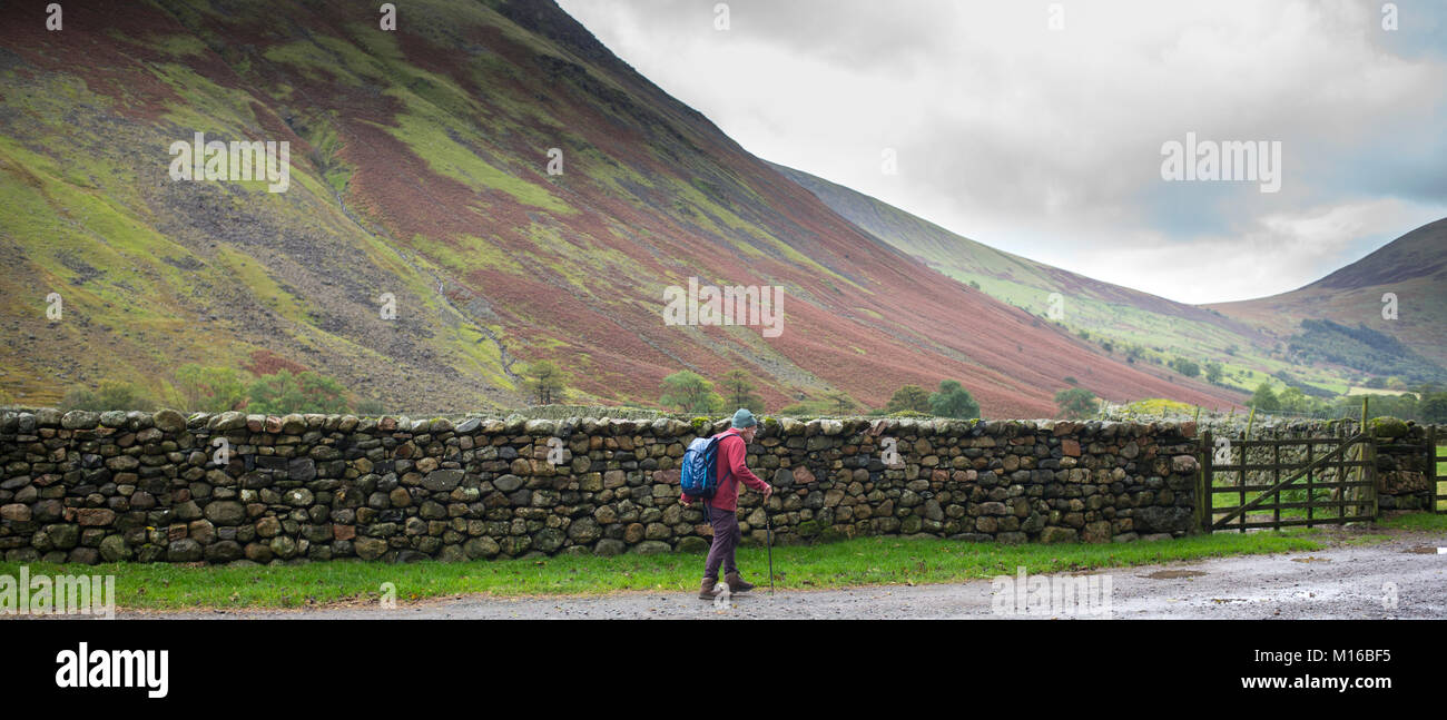 Walker in una popolare località turistica Burnthwaite a testa Wasdale, nel distretto del lago, Cumbria, England, Regno Unito Foto Stock