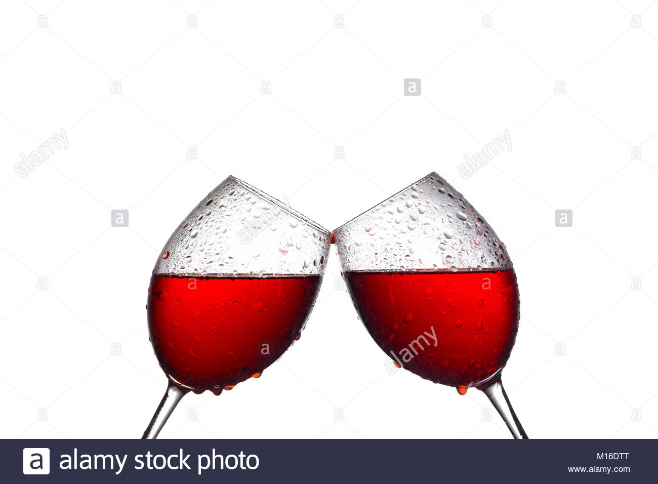 Cheers Un Brindisi Con Un Bicchiere Di Vino Rosso Foto Stock Alamy