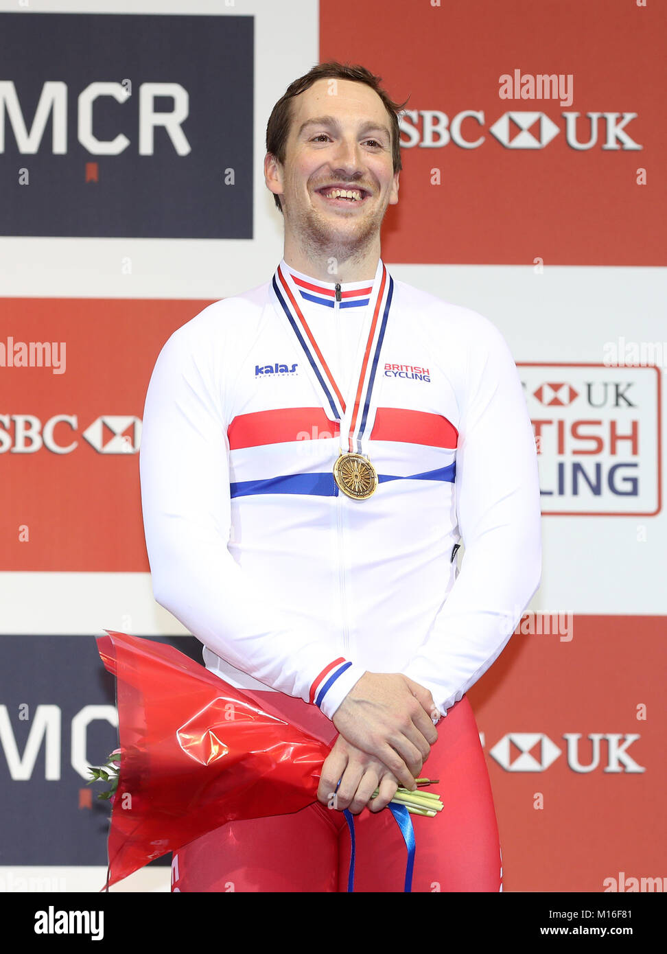 Lewis Oliva festeggia con la sua medaglia d oro dopo aver vinto gli Uomini Keirin finale, durante il primo giorno della HSBC Regno Unito Via Nazionale dei campionati a livello nazionale centro ciclistico, Manchester. Stampa foto di associazione. Picture Data: venerdì 26 gennaio, 2018. Foto di credito dovrebbe leggere: Martin Rickett/filo PA. Foto Stock