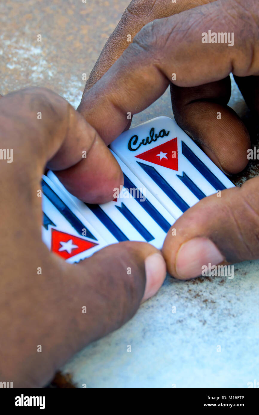 Un gioco di domino, Havana, Cuba Foto Stock