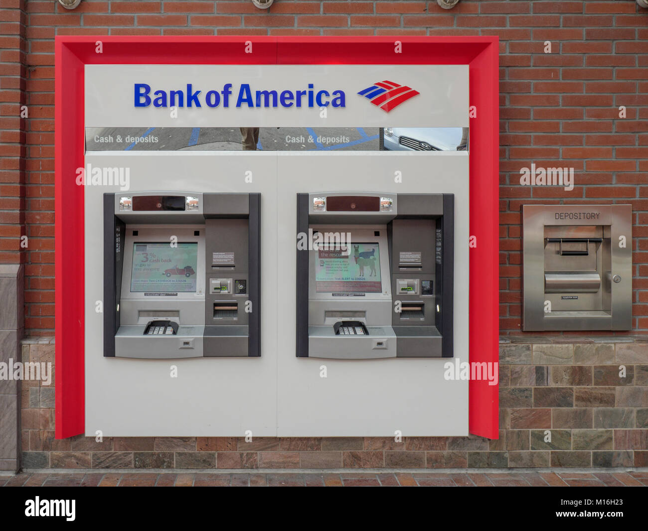 Bank of America Bancomat macchine in un muro di mattoni Gaslamp Quarter di San Diego in California, Stati Uniti d'America Foto Stock