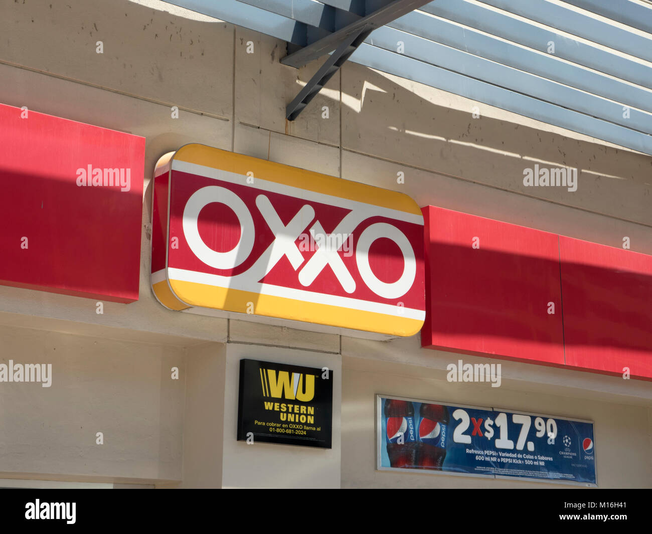 Il messicano Oxxo Convenience Store Logo segno al di fuori del negozio di Cabo San Lucas Messico Foto Stock