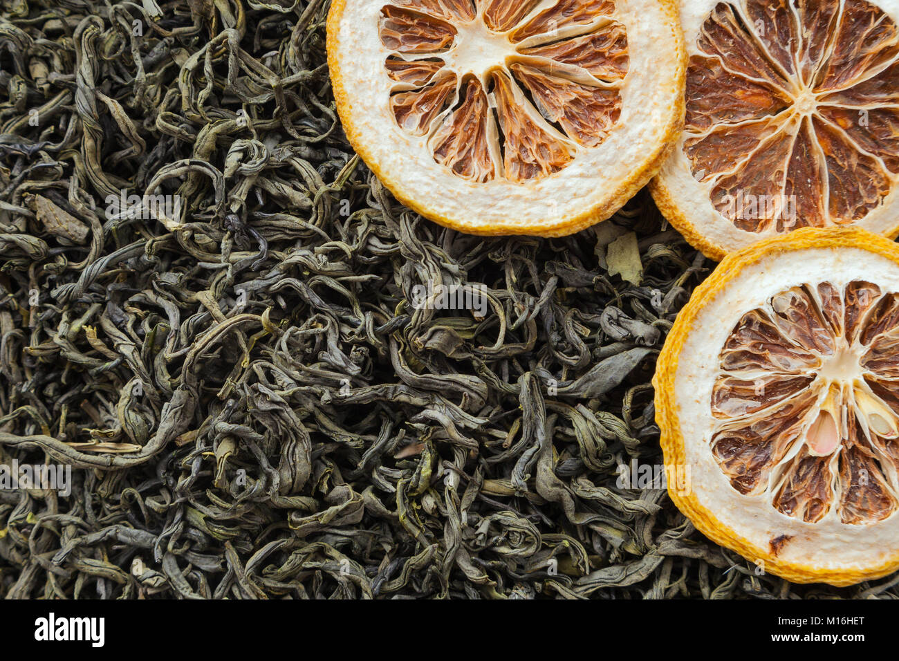Il tè di erbe texture. Il tè verde. Fase organica essiccata di foglie di tè verde. Foto Stock