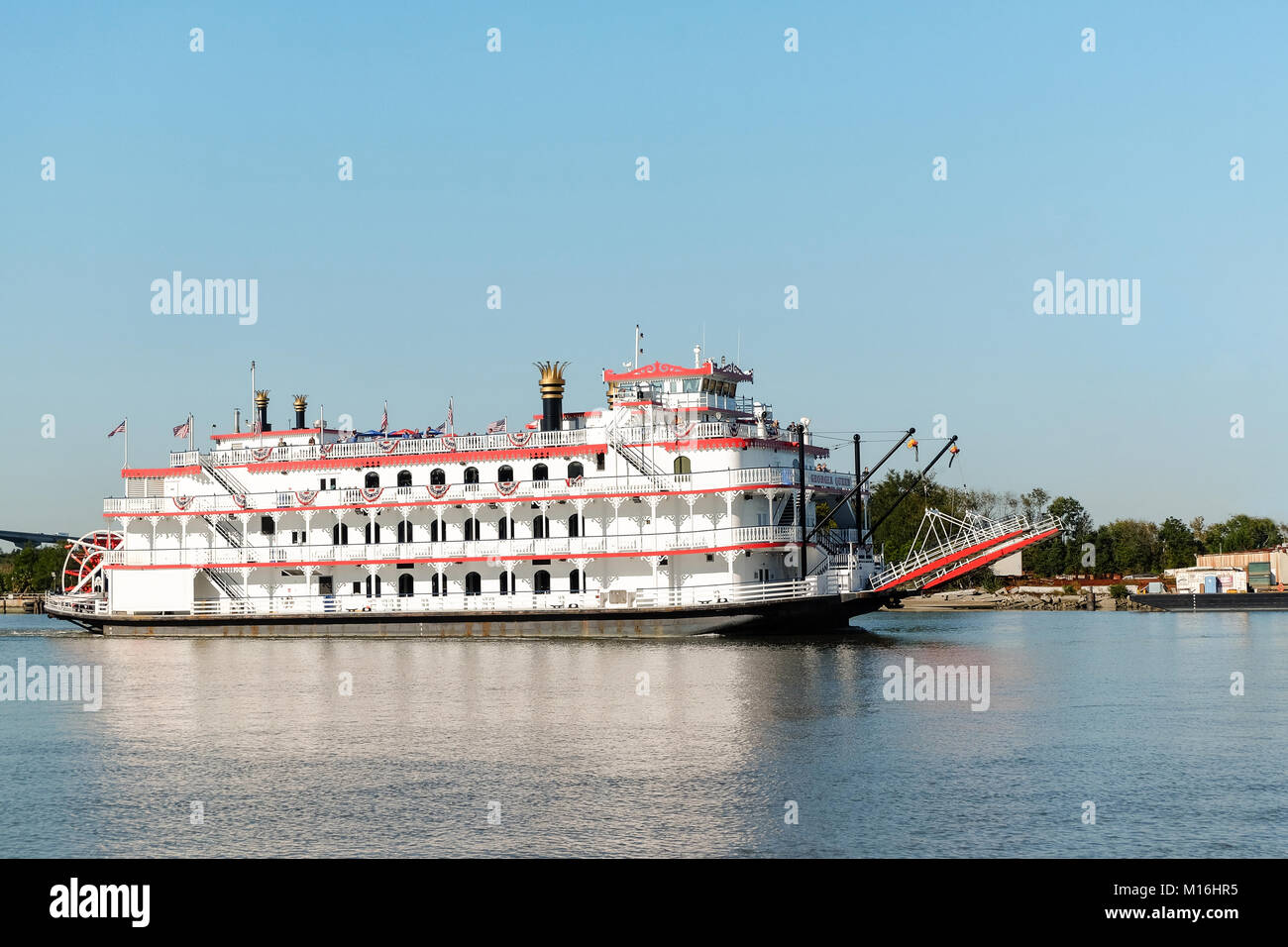 Il Savannah, Georgia, Stati Uniti d'America - 31 ottobre 2017: Savana riverboat Georgia Regina in escursione lungo il fiume. Foto Stock