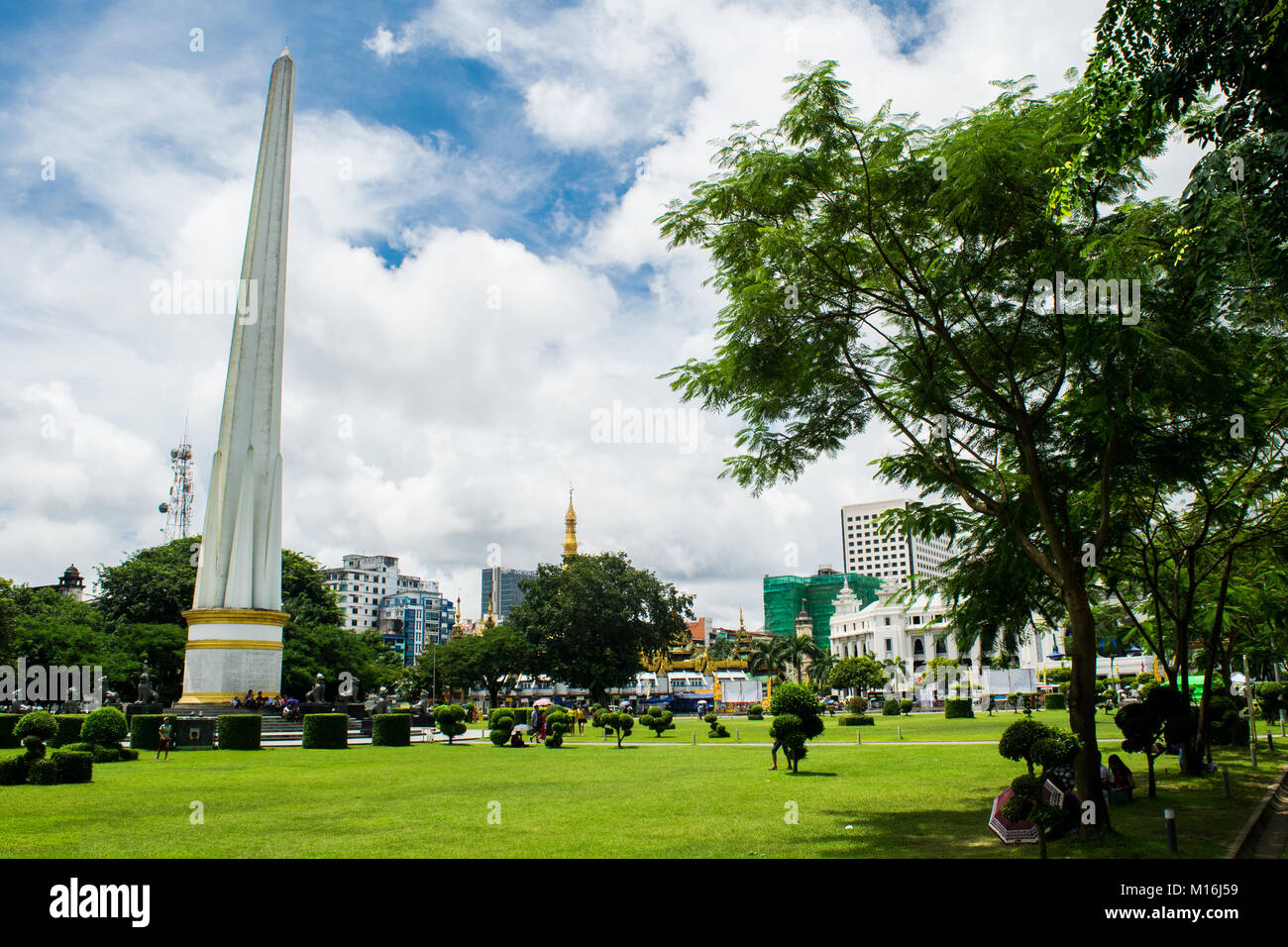Indipendenza birmana monumento Obelisco bianco Al Maha Bandula park a Yangon, MYANMAR Birmania. Alto obelisco al centro del parco ricreativo giardino Asia Foto Stock