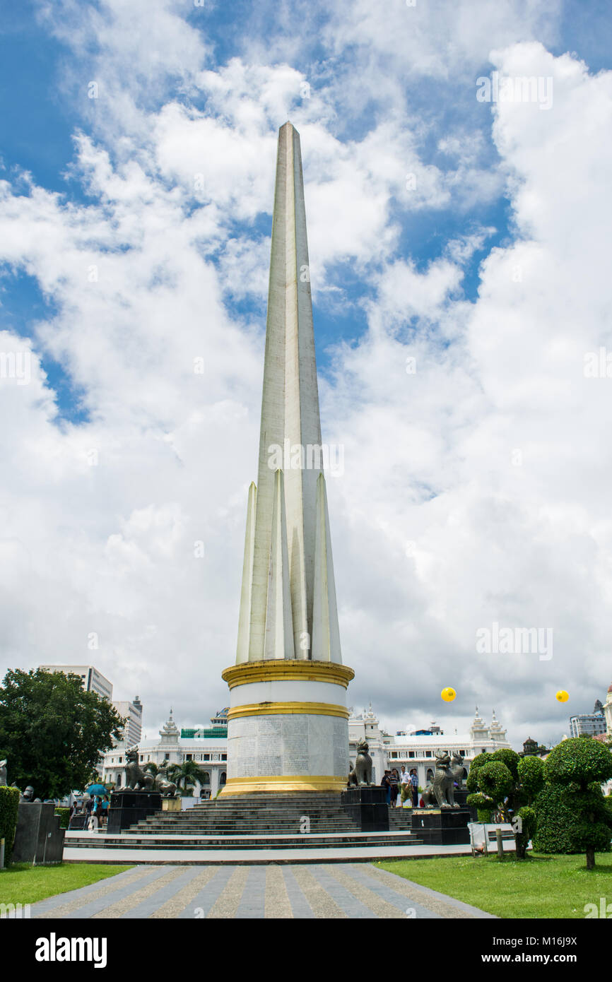 Indipendenza birmana monumento Obelisco bianco Al Maha Bandula park a Yangon, MYANMAR Birmania. Alto obelisco al centro del parco ricreativo giardino Asia Foto Stock
