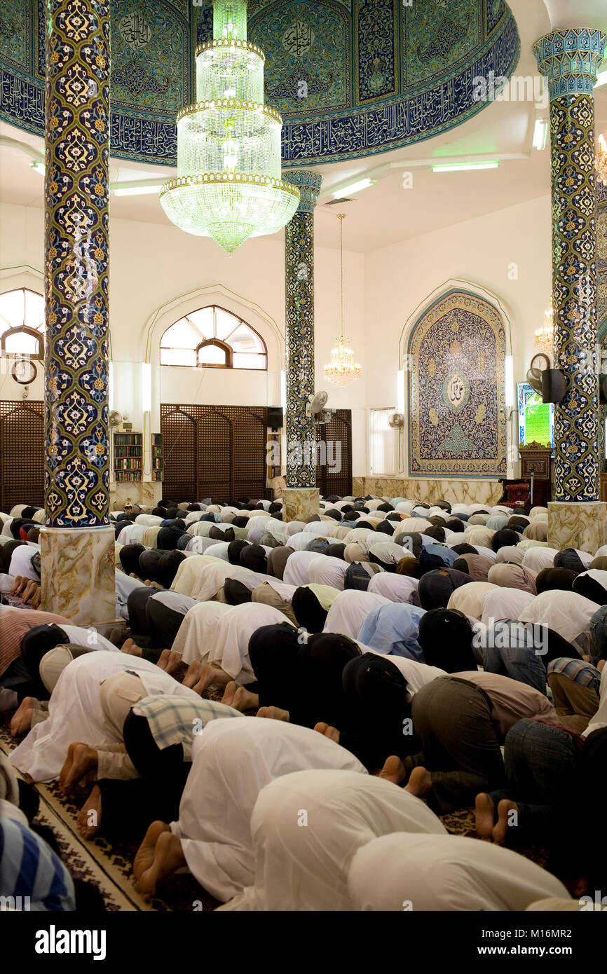 DUBAI, Emirati Arabi Uniti - 17 Ottobre 2008: pregano gli uomini al venerdì, preghiera di mezzogiorno presso l'Imam Hussain moschea, la più grande moschea iraniana in Dubai. Foto Stock