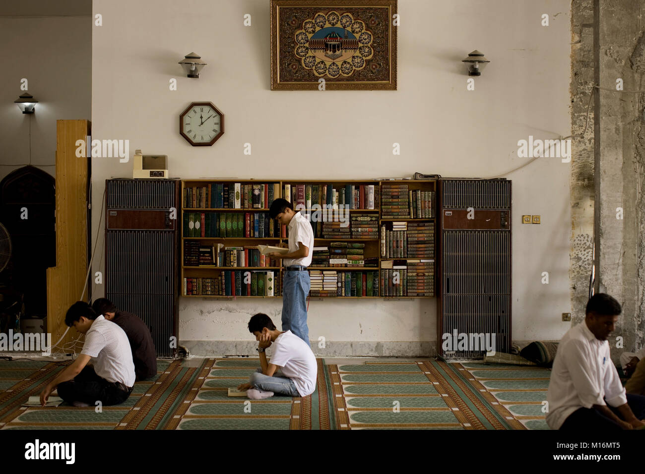 DUBAI, Emirati Arabi Uniti - 17 Ottobre 2008: gli uomini si riuniscono per la preghiera del venerdì presso l'Imam Hussain moschea, la più grande moschea iraniana in Dubai. Foto Stock