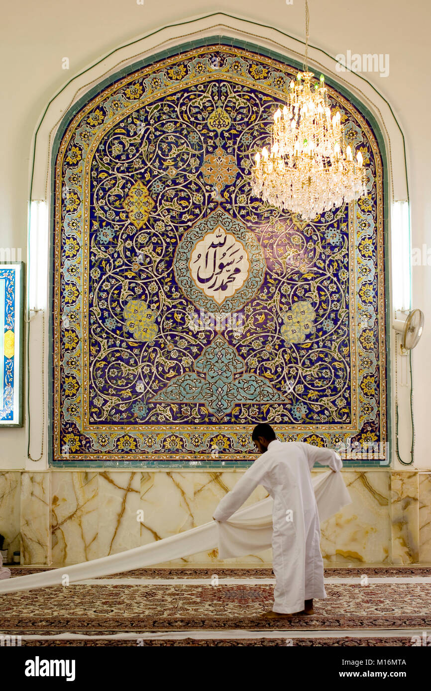 DUBAI, Emirati Arabi Uniti - 17 Ottobre 2008: Ismail Hassan, 30 volontari con pulizia dopo la preghiera del venerdì presso l'Imam Hussain moschea. Foto Stock