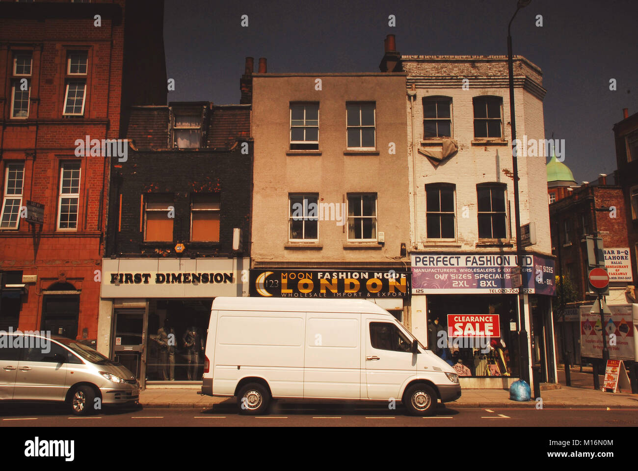 La costruzione di edifici commerciali e negozi lungo la strada commerciale, East London, Regno Unito Foto Stock