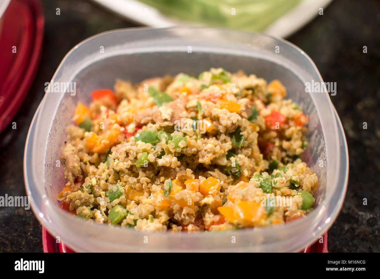 La quinoa scramble in contenitore di plastica Foto Stock