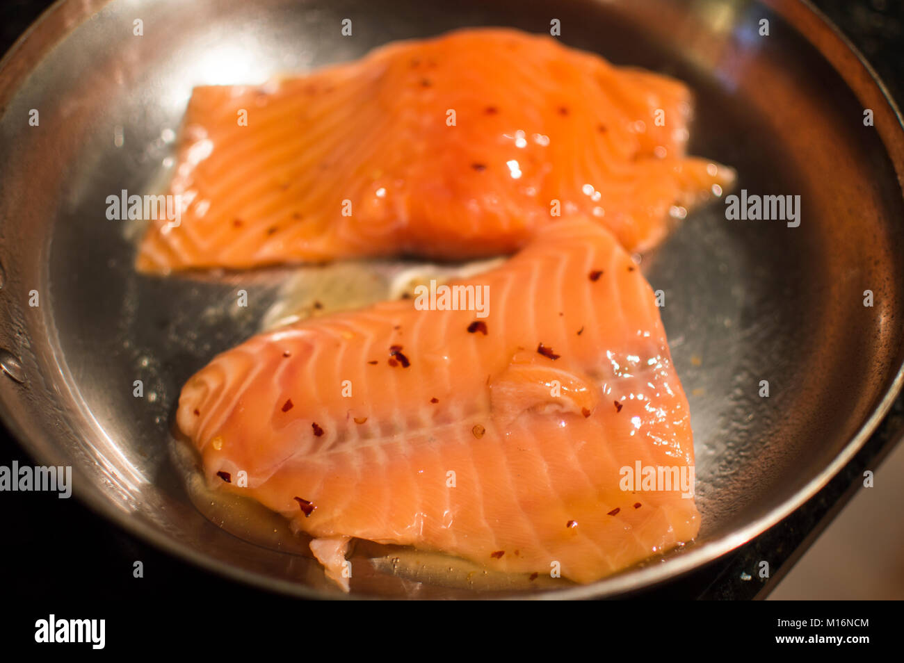 Materie Salmone in padella per essere cotti Foto Stock
